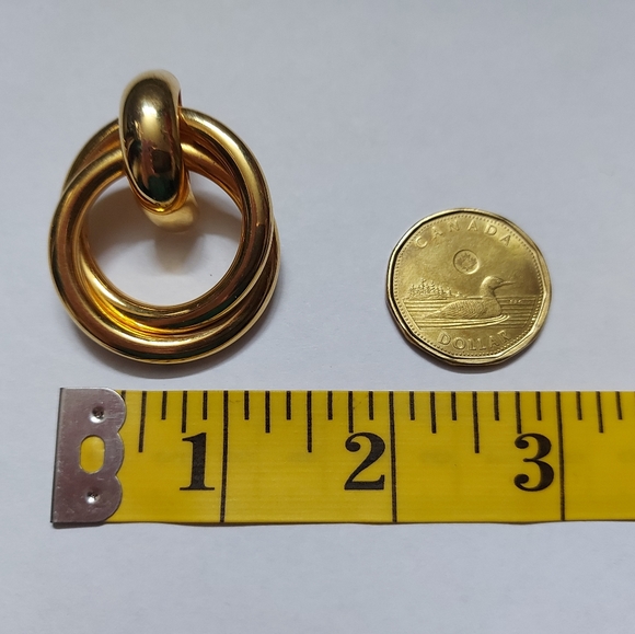 **SOLD** Vintage doorknocker hoop earrings - Picture 7 of 7